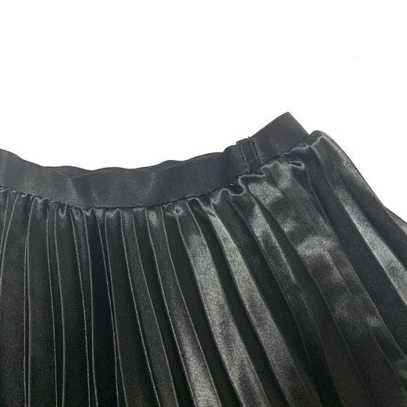 H&M Black Pleated Mini Skirt - Picture 2 of 4